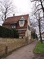 Wohnhaus von 1908 und Haupteingang.