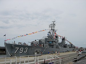 USS Cassin Young đang neo đậu tại Xưởng hải quân Boston