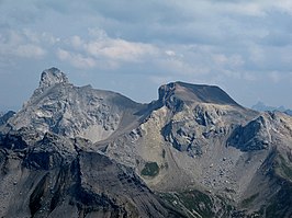 De Holzgauer Wetterspitze (links) en de Feuerspitze (rechts) vanuit het zuidwesten