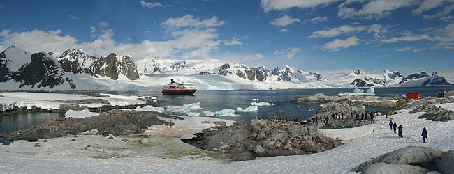 Foto: Steve Estvanik MS «Nordkapp» ved Petermann Island.