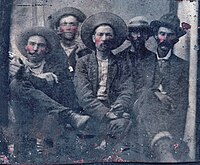 Angeblich Billy the Kid (zweiter von links) mit Pat Garrett und drei weiteren Männern, um 1880, teilkolorierte Ferrotypie mit handschriftlichem Datum vom 2. Aug. 1880 auf der Rückseite.