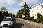 Südliches Ende der Hendonstraße, im Hintergrund sind Häuser der John-Locke-Siedlung zu sehen