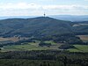 Blick vom Kellerwaldturm auf dem Wüstegarten zum Hohen Lohr mit Rothaargebirge im Hintergrund