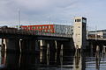 Nidelv bru i Trondheim. To rekker med dykdalber markerer seilingsleden. Foto: Trondheim havn