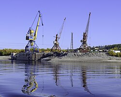 Havenkranen op de kade van Nizjni Bestjach