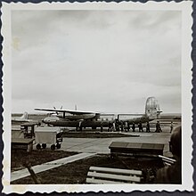 Passagiere boarden ein Flugzeug G-AMAH Airspeed Ambassador der British European Airways 1954.