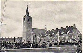 Lammenschansweg rond 1935 met Sint-Petruskerk en belendende herenhuizen. Links een stukje trambaan en bovenleiding.