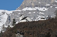 Oberhalb von Berschis steht auf einem markanten Felskopf die romanische St. Georgs-Kapelle. Sie ist der einzige erhalten gebliebene zweischiffige Gewölbebau in der Schweiz.