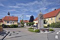 Ortsmitte mit Kriegerdenkmal (im Hintergrund St. Jakobus und Rathaus)