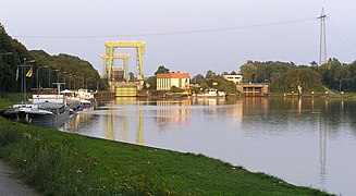 Kanalstufe Hünxe, Unterwasser vom Nordufer. Typische Schleusengruppe des WDK: links große, rechts kleine Schleuse