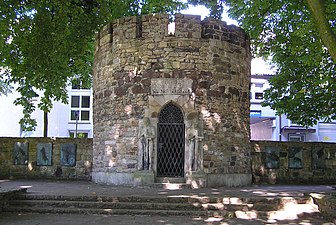 Restant van de stadswallen, in gebruik als monument voor de gevallenen in WO I