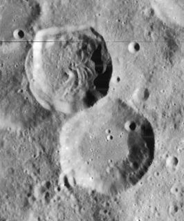 Abenezra (linksboven) en Azophi (rechtsonder), gefotografeerd door Lunar Orbiter 4. (foto NASA)