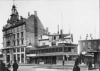 Bahnhofplatz 1 mit Dachreiter auf Resalit und altes Café du Nord am Bahnhofplatz 2 (1894)