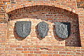 (Neu gefertigte) Wappen[5] über dem derzeitigen Eingangstor an der Westseite der Burg