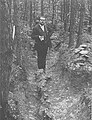 Gustav Sixt, Gelehrter und Archäologe, im Palisadengraben bei Gleichen