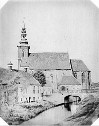 De oude kerk op een foto uit 1857. Voor zover bekend is dit de oudste foto van een kerk in Groningen