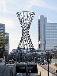 Plastik Mae West in Form eines einschaligen Hyperboloids auf dem Effnerplatz in München