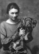 Bayan Katharine Cornell köpekle (1917)