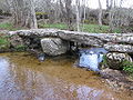 Steinplattenbrücke über den Piou beim Weiler Le Mas de Muret