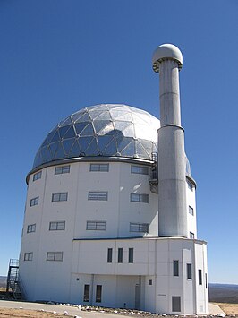 De koepel van de SALT met een doorsnee van 25 meter. De elektronica in de toren en sensoren in het midden van spiegel zorgen voor uitlijning van de 91 spiegelsegmenten.