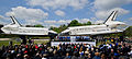 Feierlicher Wechsel im April 2012: Die Discovery (rechts) löst die Enterprise als Ausstellungsstück im Steven F. Udvar-Hazy Center ab