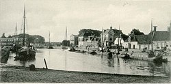 De Westerhaven rond 1900 gezien vanuit het noorden. Rechts de toenmalige gebouwen langs de westzijde van de haven.