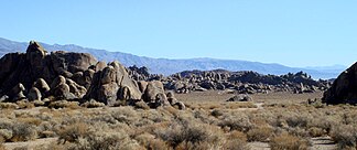 Die Alabama Hills, die sich in Richtung Owens Valley erstrecken