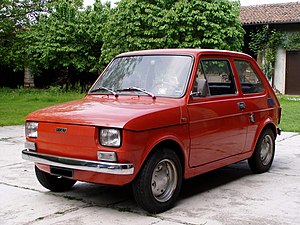 Egy Fiat 126 személygépkocsi szemből