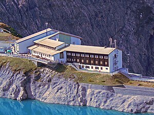 Douglasshütte am Lünersee, mit der Bergstation der Lünerseebahn (hinten) zusammengebaut