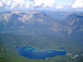 Blik vanaf de Zugspitze op het Ammergebergte. Op de voorgrond de Eibsee