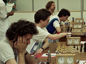 Jonathan Speelman, Nigel Short, John Nunn und Tony Miles auf der Schacholympiade 1986 in Dubai