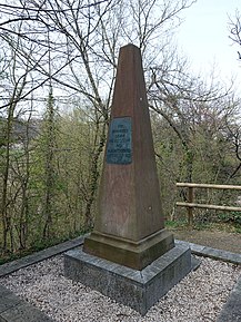 Hülftenschanz Denkmal, Inschrift: Zur Erinnerung an den Freiheitskampf des Baselbieters Volkes am Denkmal Rückseite Inschrift: Auf diesem Platze fiel Dr. Heinrich Hug Obergerichtsschreiber. Im Tode Ehrenbürger des Kantons Basellandschaft. Die Freiheit war seine Braut für sie ging er gerne in den Tod. Weiter viel hier. Im Denkmal Sockel ist folgende Inschrift zu sehen. An dieser Stelle brach Samstag, den 3. August 1833 um die Mittagszeit der Ansturm der Basler Standestruppe unter blutigen Verlusten zusammen. Jhren Sieg nützen die Landschäftler Schützen durch rücksichtsloses Verfolgen des geschlagenen Gegners bis an die Birs aus.