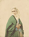 Dışarı elbiseleri içinde Türk kadını, elle renklendirilmiş fotoğraf, c. 1857