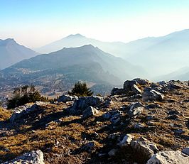 de Monte Cimone di Tonezza met op de achtergrond de Monte Summano en links de Monte Cengio