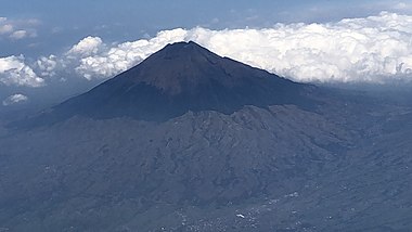 Uitzicht op de vulkaan Sumbing. In het oosten van het regentschap Wonosobo komen de regentschappen Wonosobo, Temanggung en Magelang samen op deze berg