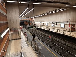 Verlaagde perrons van het premetrostation.