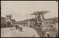 De 1924-bruggen, de noordelijke van 1923 en de zuidelijke van 1925 (meer originele exemplaren van deze foto geven de volgende foto-datering: mei 1926, voor de elektrificatie van de spoorlijn naar Haarlem in 1927).