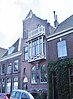 Woonhuis met bovenwoning met invloed van Berlage en chaletstijl