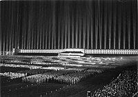 Nürnberg ışık gösterileri: Nasyonal sosyalist propagandanın etkileyici unsurlarından. Gece gerçekleştirilen ışık gösterileri ile gökyüzü aydınlanıyor, bir görsel şölen yaşanıyordu.