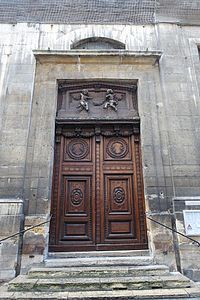 Sculpture depicting two angels holding the royal coat of arms. The coat of arms was smashed during the French Revolution.