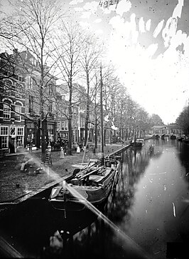 Botermarkt vanaf de Karnemelksbrug gezien, met op de voorgrond een tjalk en op de achtergrond de Koornbrug