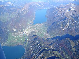 Aus 4000 m Höhe, unten der Thunersee, oben der Brienzersee