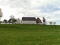 Wohnstallhaus und Seitengebäude eines Vierseithofes sowie Toreinfahrt und Porphyrsockel einer Handschwengelpumpe im Hof