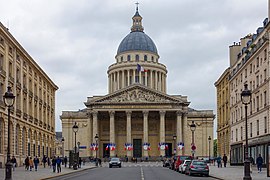 Pemandangan Rue Soufflot dengan Panthéon sebagai latar belakangnya