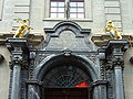 Detail aus dem Portal des Zürcher Rathauses aus dem 17. Jahrhundert. Zu beiden Seiten der Inschrift stehen auf den Säulenkämpfern zwei vergoldete Löwen als Schildhalter. Der eine der beiden Löwen trägt ein Schwert, der andere einen Palmwedel. Ursprünglich trug er ein Szepter als Zeichen der Souveränität der Stadt.