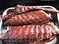 Babybackribs aus dem Barbecue-Smoker, zum Teil mit Barbecuesauce glasiert