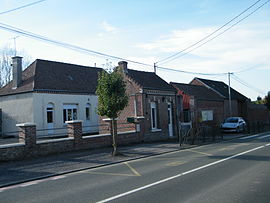 The town hall and school in Roiglise