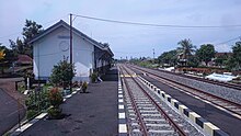 Tiga sepur lurus dan bangunan stasiun di Stasiun Manonjaya