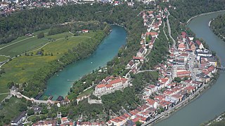 Luftbild des Wöhrsees, der Burg zu Burghausen und der Altstadt von Burghausen