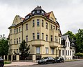 Mietshaus in geschlossener Bebauung und in Ecklage, mit Einfriedung